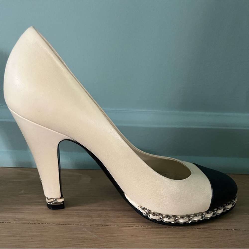CHANEL Cream Leather Heel Pumps with CC Heel Detail - Picture 4 of 7